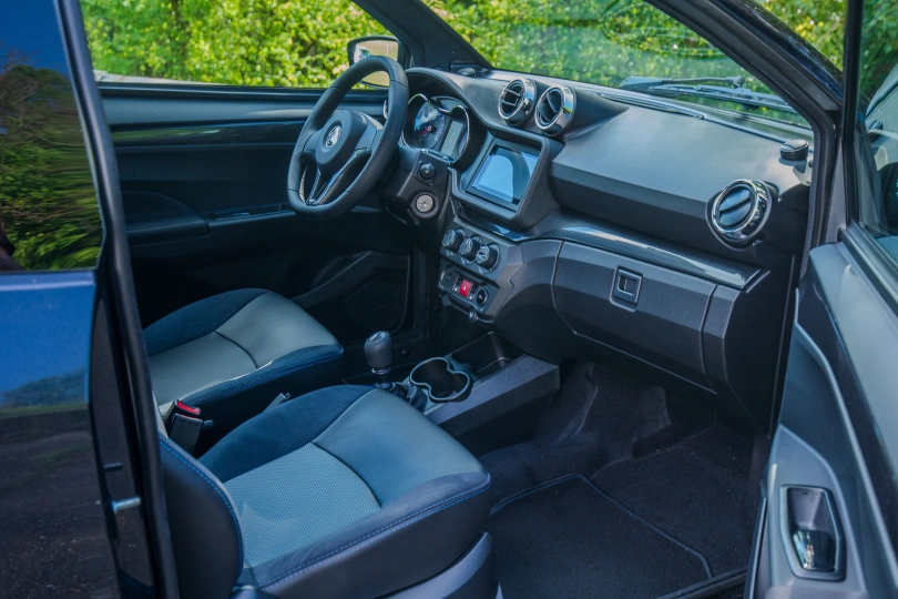 Quadriciclos AIXAM Coup&eacute; CUTGTI_INTE_BLK_JPG.jpg