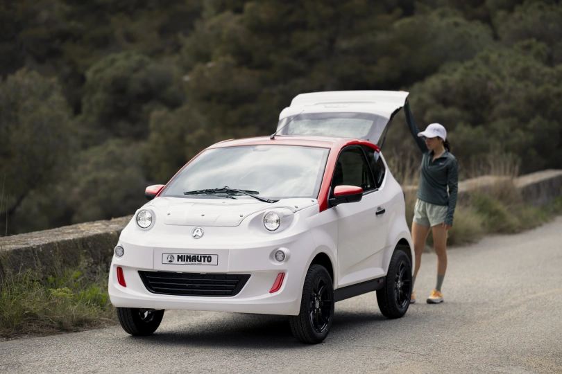 Quadriciclos AIXAM e Minauto EMINCH_34AV_BLA_JPG (5).jpg