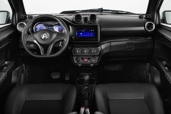 Quadriciclos AIXAM e Coupé Interior com aspeto em carbono